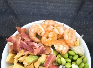 Recipe salad with shrimps, blue cheese and bacon